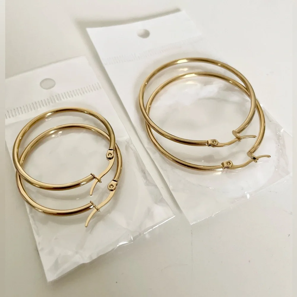 Elegant Set of 2 Gold Tone Hinged Hoop Earrings - Picture 9 of 10